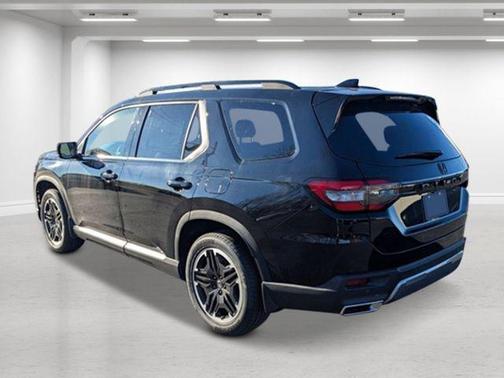 Crystal Black Pearl 2026 Honda Pilot Touring 8-Passenger