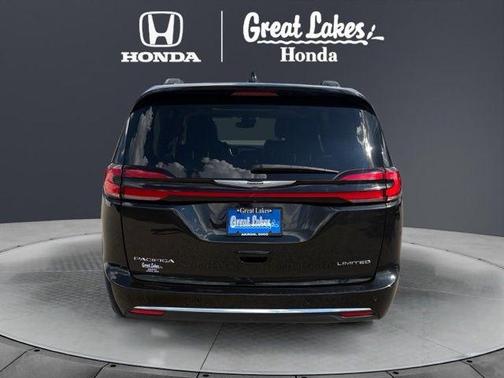 Brilliant Black Crystal Pearlcoat 2023 Chrysler Pacifica Limited