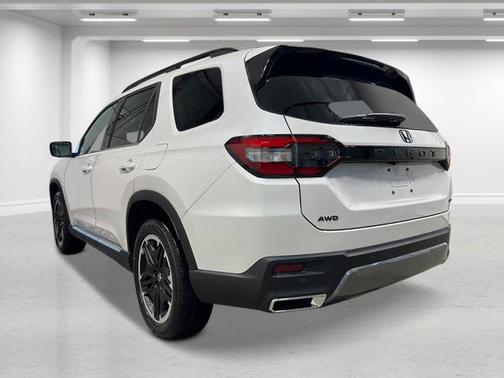 Platinum White Pearl 2026 Honda Pilot Touring 8-Passenger