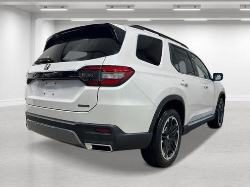 Platinum White Pearl 2026 Honda Pilot Touring 8-Passenger