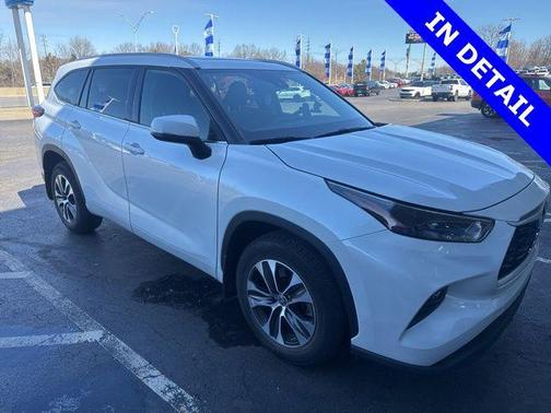 Wind Chill Pearl 2022 Toyota Highlander XLE