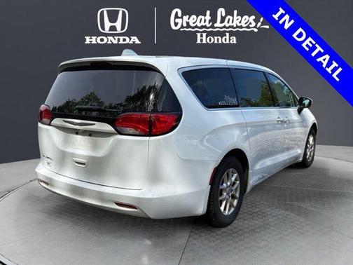 Bright White Clearcoat 2017 Chrysler Pacifica Touring