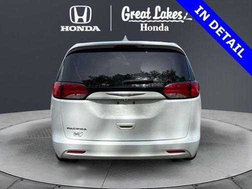 Bright White Clearcoat 2017 Chrysler Pacifica Touring