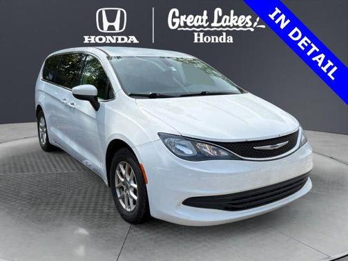 Bright White Clearcoat 2017 Chrysler Pacifica Touring