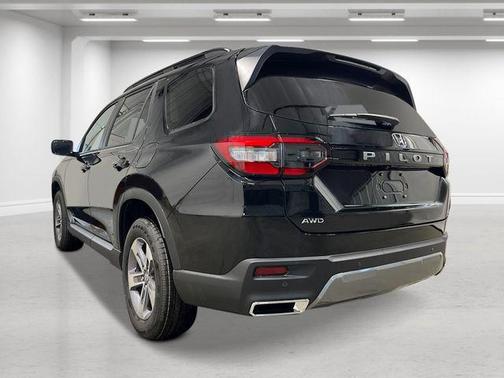 Crystal Black Pearl 2026 Honda Pilot EX-L