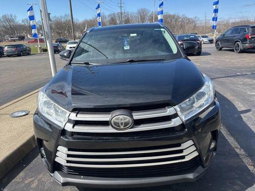 Midnight Black Metallic 2017 Toyota Highlander XLE