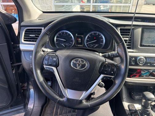 Midnight Black Metallic 2017 Toyota Highlander XLE