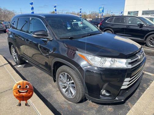 Midnight Black Metallic 2017 Toyota Highlander XLE
