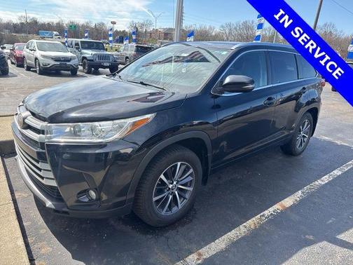 Midnight Black Metallic 2017 Toyota Highlander XLE