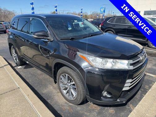 Midnight Black Metallic 2017 Toyota Highlander XLE