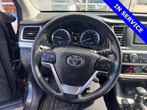 Midnight Black Metallic 2017 Toyota Highlander XLE