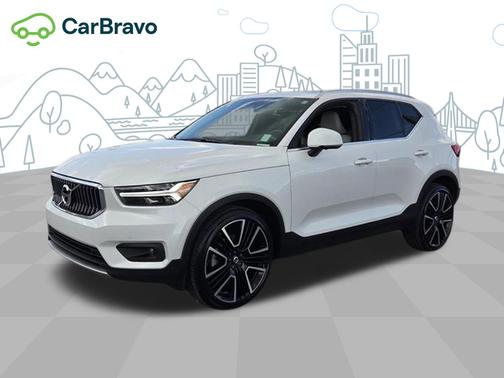 Crystal White Metallic 2022 Volvo XC40 Inscription