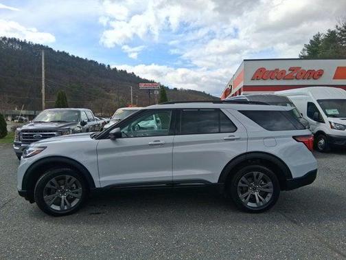 Space White Metallic 2026 Ford Explorer Active