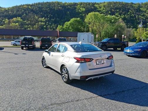 Brilliant Silver Metallic 2020 Nissan Versa 1.6 SV