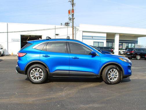 Velocity Blue Metallic 2021 Ford Escape SE