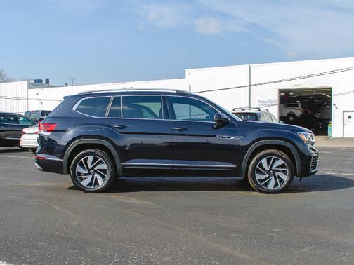 Black 2022 Volkswagen Atlas 3.6L SEL Premium R-Line