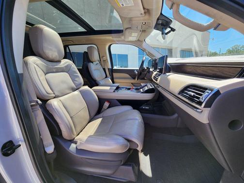 Ceramic Pearl Metallic Tri-Coat 2023 Lincoln Navigator Reserve