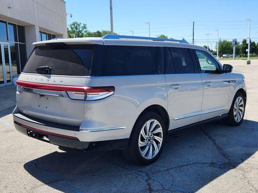 Ceramic Pearl Metallic Tri-Coat 2023 Lincoln Navigator Reserve