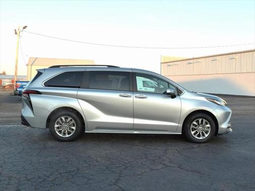 2023 Toyota Sienna XLE 8 Passenger