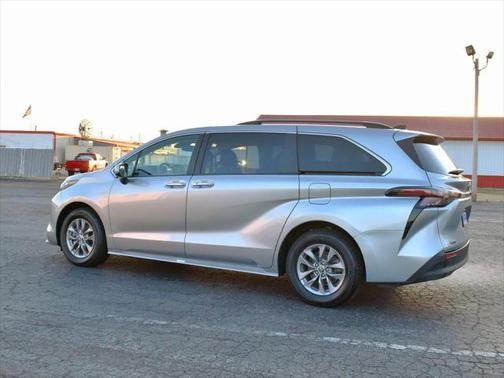 2023 Toyota Sienna XLE 8 Passenger