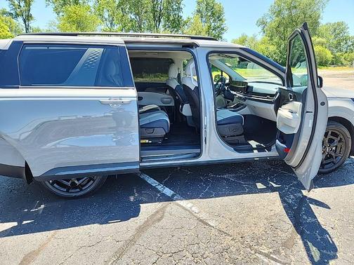 Ceramic Silver 2025 Kia Carnival SX