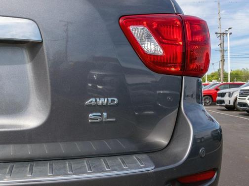 2017 Nissan Pathfinder SL