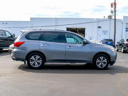 2017 Nissan Pathfinder SL