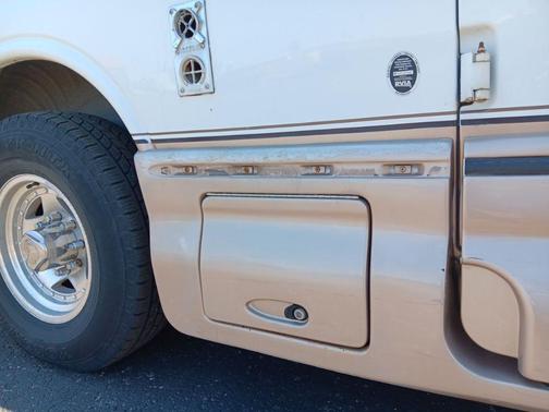 Olympic White 2004 Chevrolet Express 3500 Base