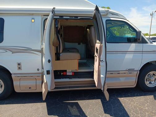 Olympic White 2004 Chevrolet Express 3500 Base
