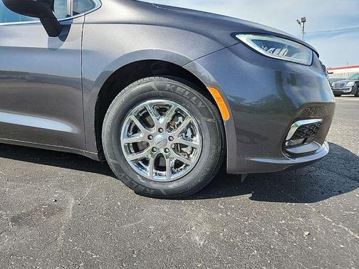 Crystal Metallic 2023 Chrysler Pacifica Touring L