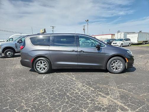 Crystal Metallic 2023 Chrysler Pacifica Touring L