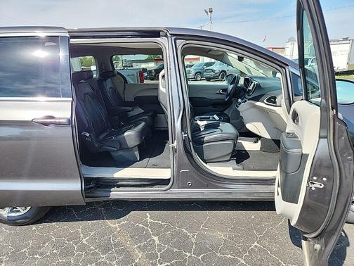 Crystal Metallic 2023 Chrysler Pacifica Touring L