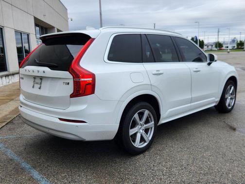 Crystal White Metallic 2022 Volvo XC90 T5 Momentum