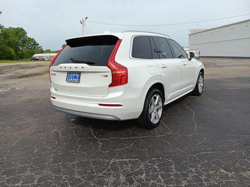 Crystal White Metallic 2022 Volvo XC90 T5 Momentum