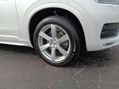 Crystal White Metallic 2022 Volvo XC90 T5 Momentum