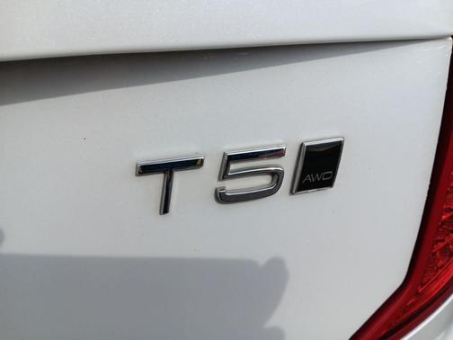 Crystal White Metallic 2022 Volvo XC90 T5 Momentum
