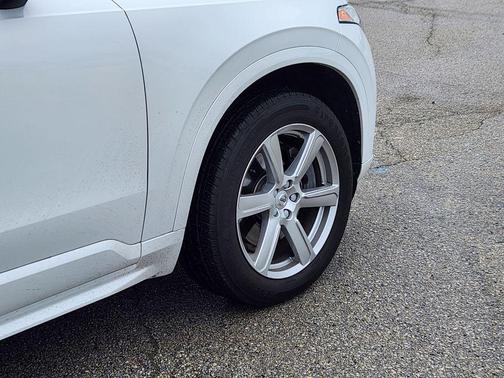 Crystal White Metallic 2022 Volvo XC90 T5 Momentum