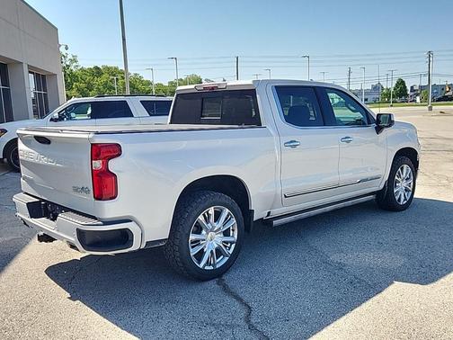 Iridescent Pearl Tricoat 2023 Chevrolet Silverado 1500 High Country