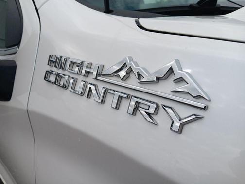 Iridescent Pearl Tricoat 2023 Chevrolet Silverado 1500 High Country