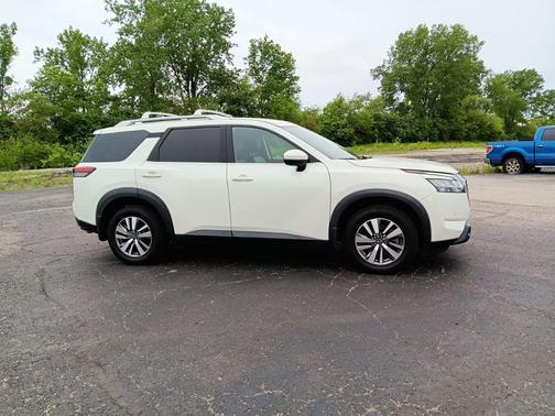 Pearl White Tricoat 2023 Nissan Pathfinder SL 4WD