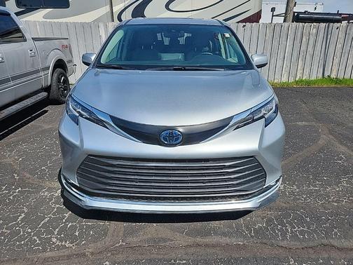 Celestial Silver Metallic 2021 Toyota Sienna XLE 8 Passenger
