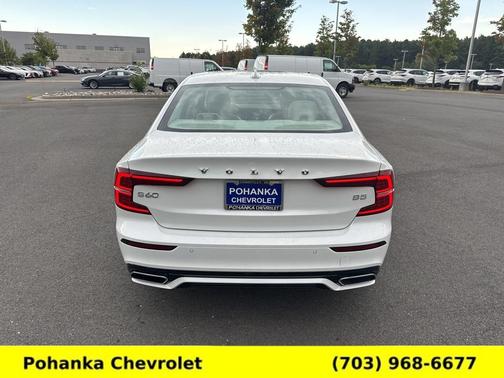 Crystal White Metallic 2022 Volvo S60 MOMENTUM