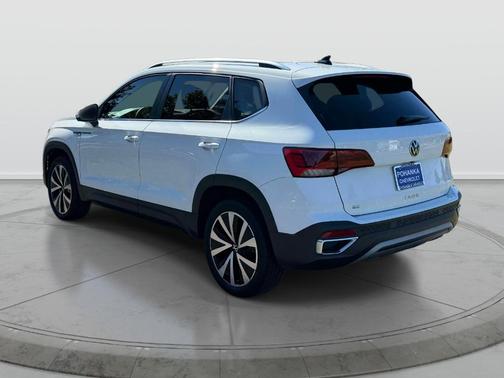 Pure White 2023 Volkswagen Taos 1.5T SE