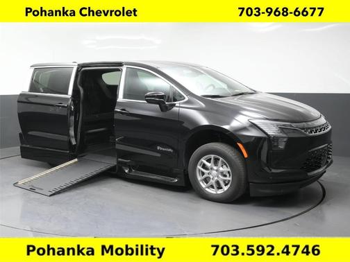 Diamond Black 2027 Chrysler Pacifica SELECT-BRAUNABILITY SIDE RAMP XI