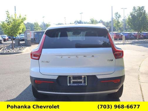 2022 Volvo XC40 T5 Momentum