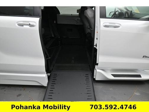 Wind Chill Pearl 2026 Toyota Sienna XLE-BRAUNABILITY IN-FLOOR RAMP