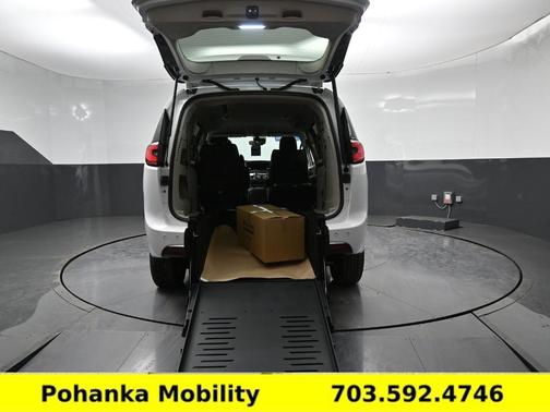 2024 Chrysler Pacifica Touring-L