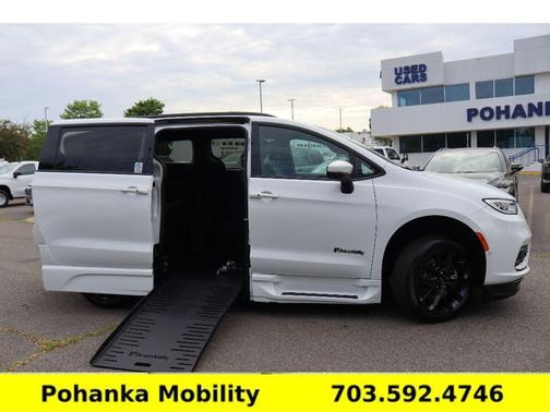 2023 Chrysler Pacifica Touring-L