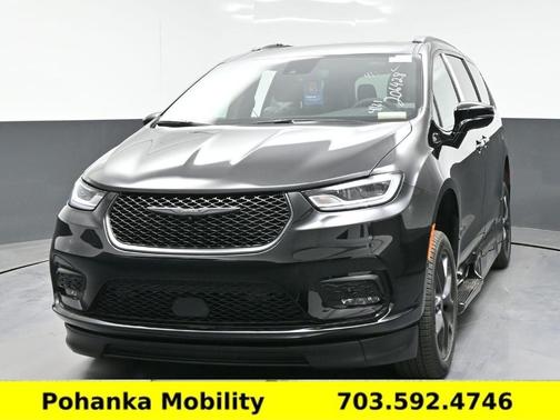 Diamond Black 2026 Chrysler Pacifica Select