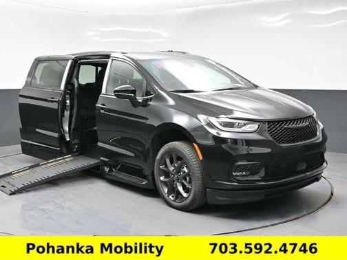 Diamond Black 2026 Chrysler Pacifica Select